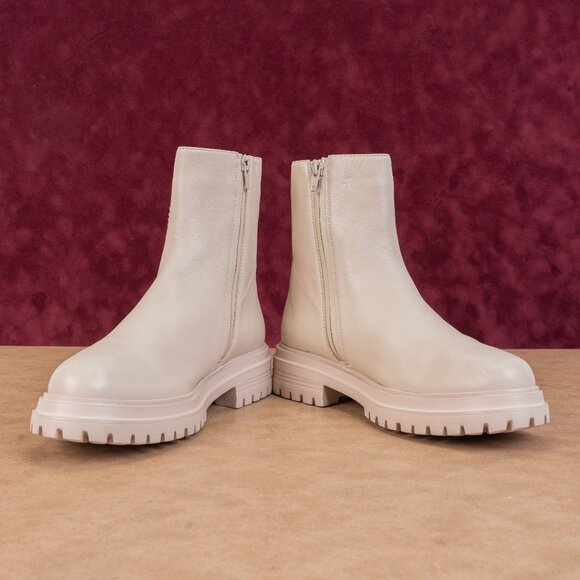 Vaneli Women Natta Ivory Leather Chain Link Narrow Ankle Chelsea Boots sz 9.5 - Picture 2 of 8